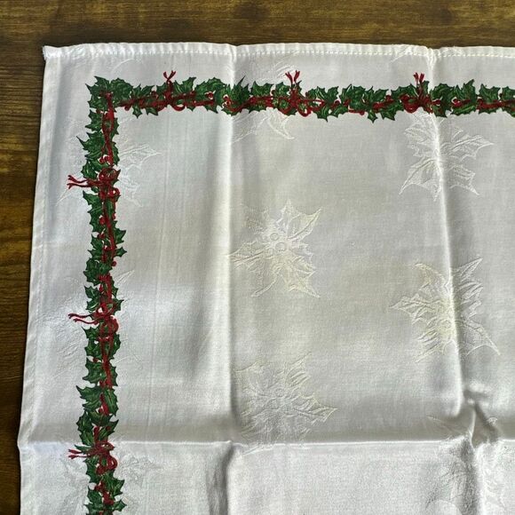 Christmas Linen Set 4 Placemats Holly Berry Print Table Linens 18” x 18” - Picture 5 of 7